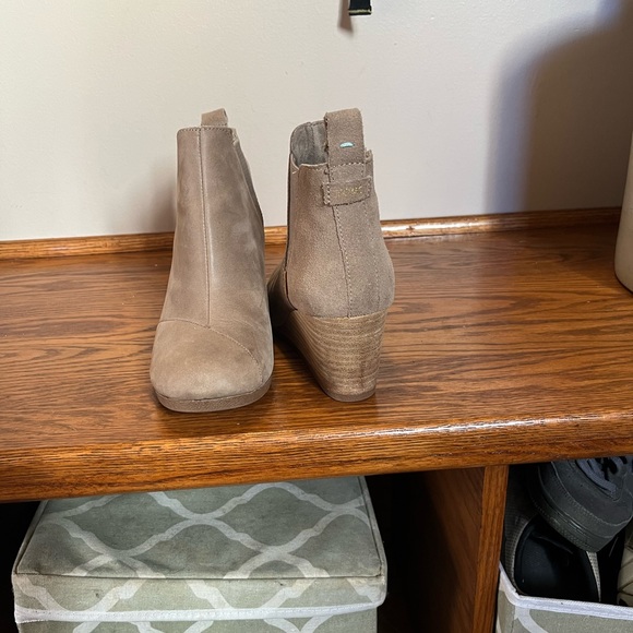 Toms Tan Leather wedge Boots (size 6.5) - Picture 2 of 3